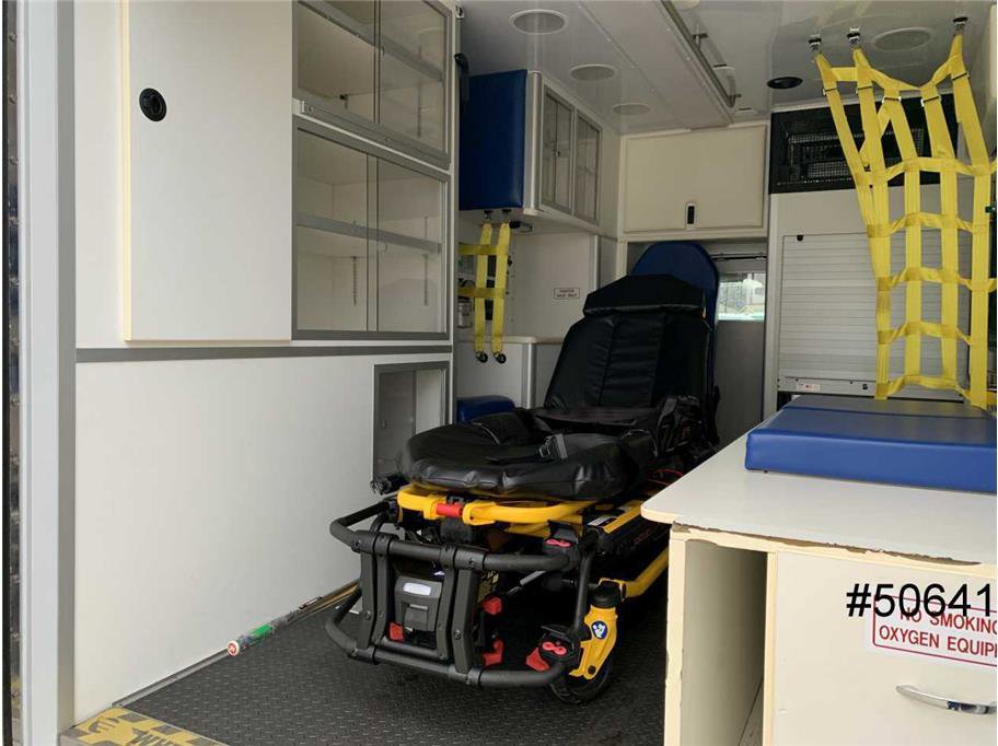 Used 2014 Chevrolet Express 4500 w/ Ambulance Package RWD image 11