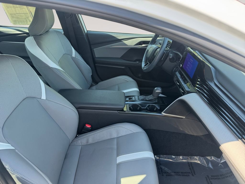 Used 2025 Toyota Camry SE w/ Convenience Package FWD image 15