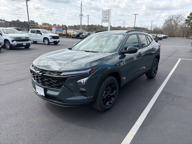 New 2026 Chevrolet Trax LT w/ Midnight Edition FWD image 3
