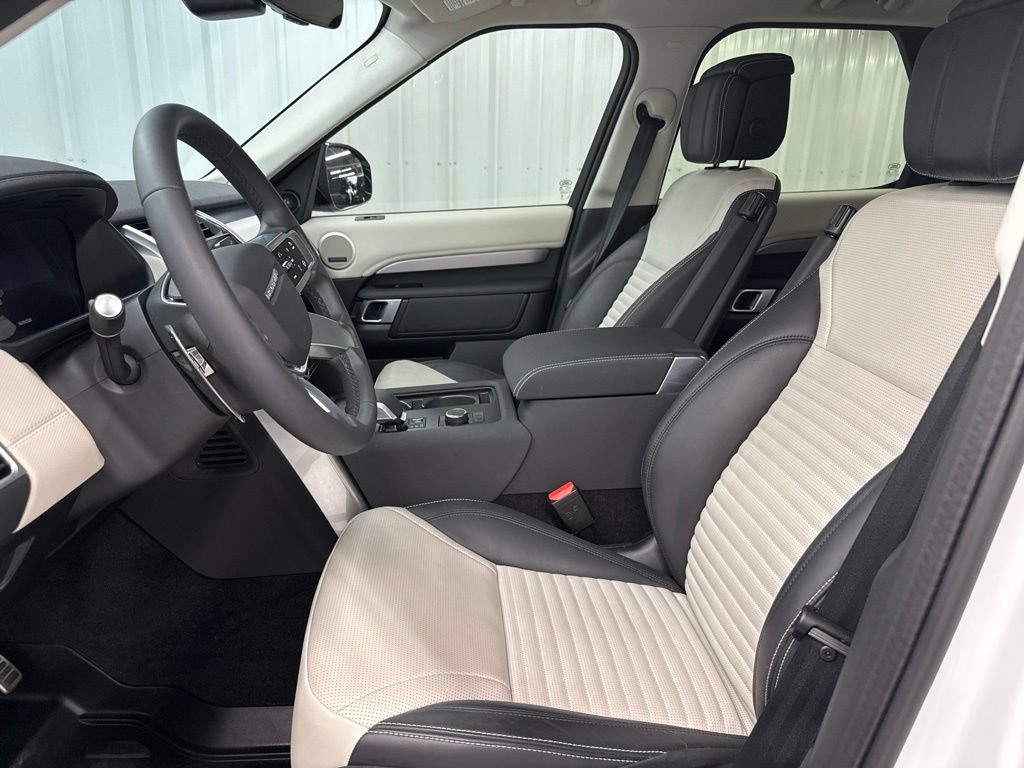 Used 2025 Land Rover Discovery Dynamic SE AWD/4WD image 19