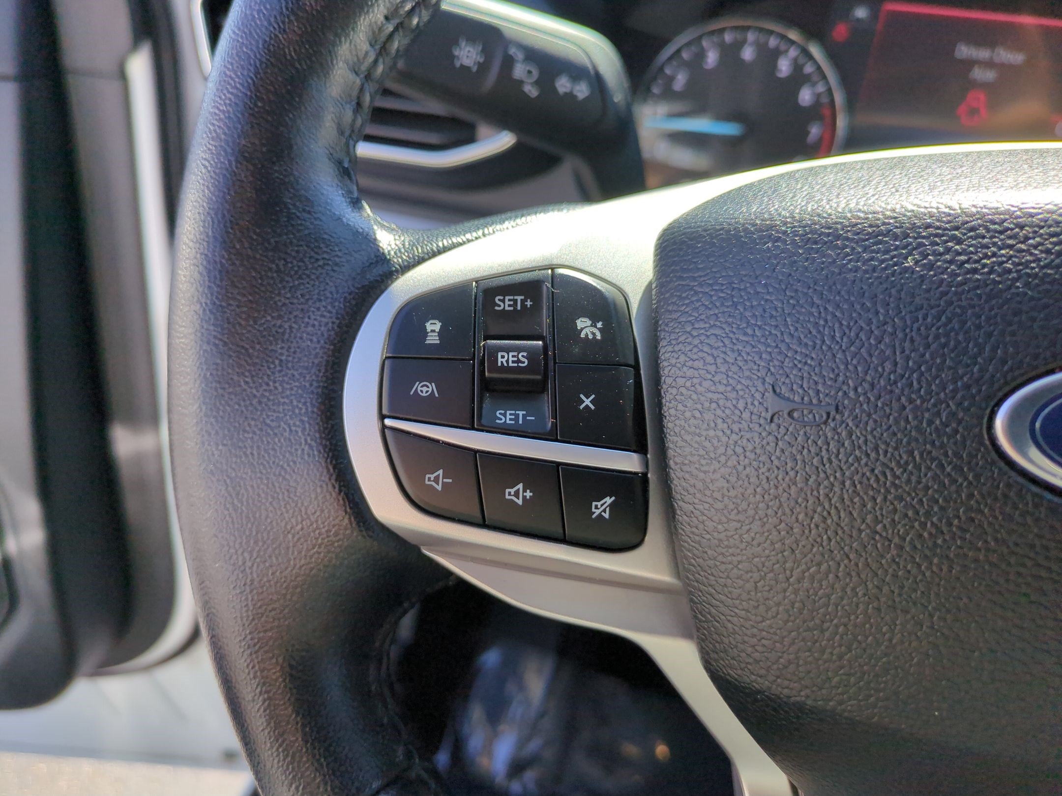 Used 2022 Ford Explorer XLT w/ Equipment Group 202A AWD/4WD image 18