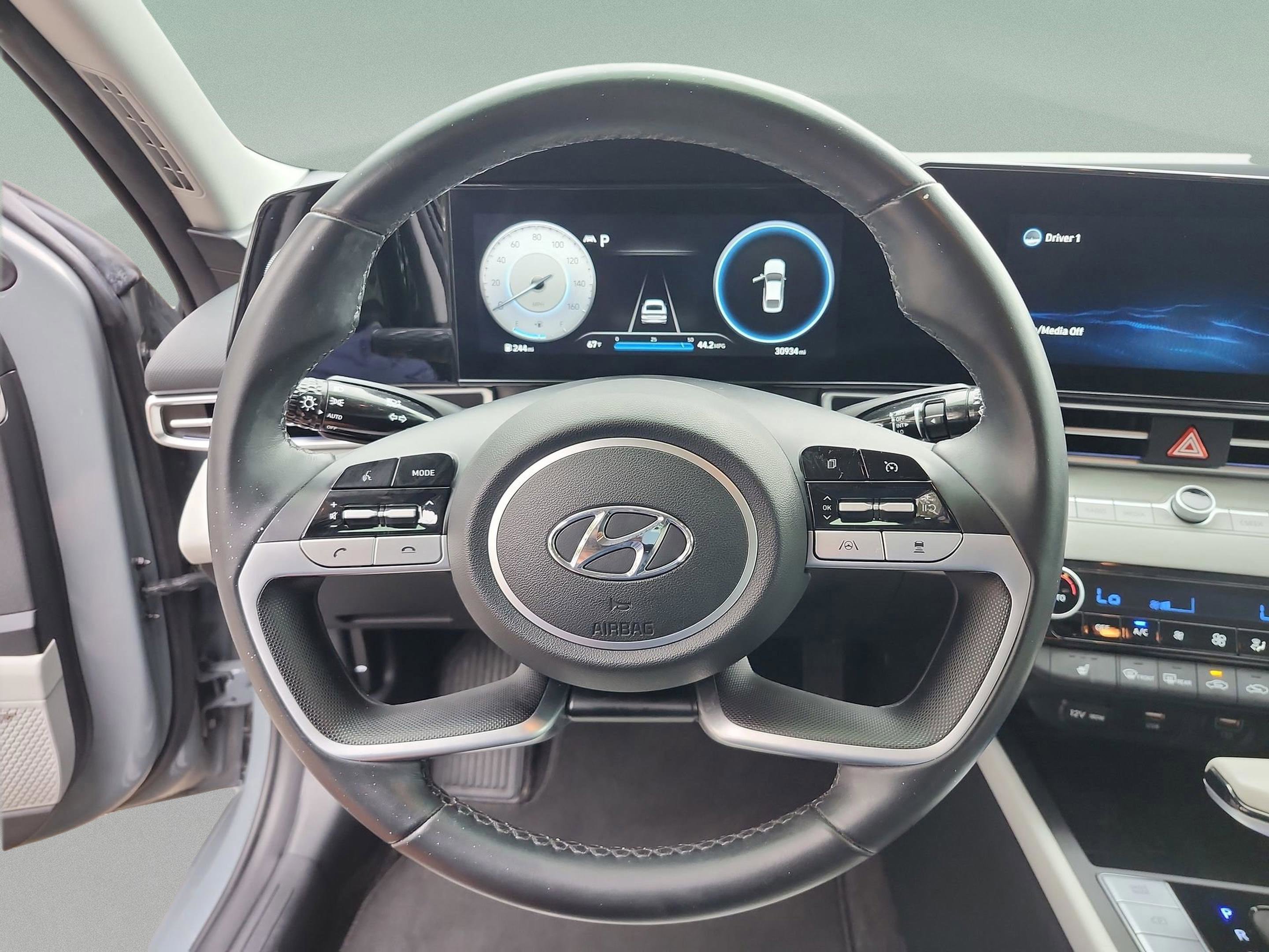 Used 2022 Hyundai Elantra Limited image 9