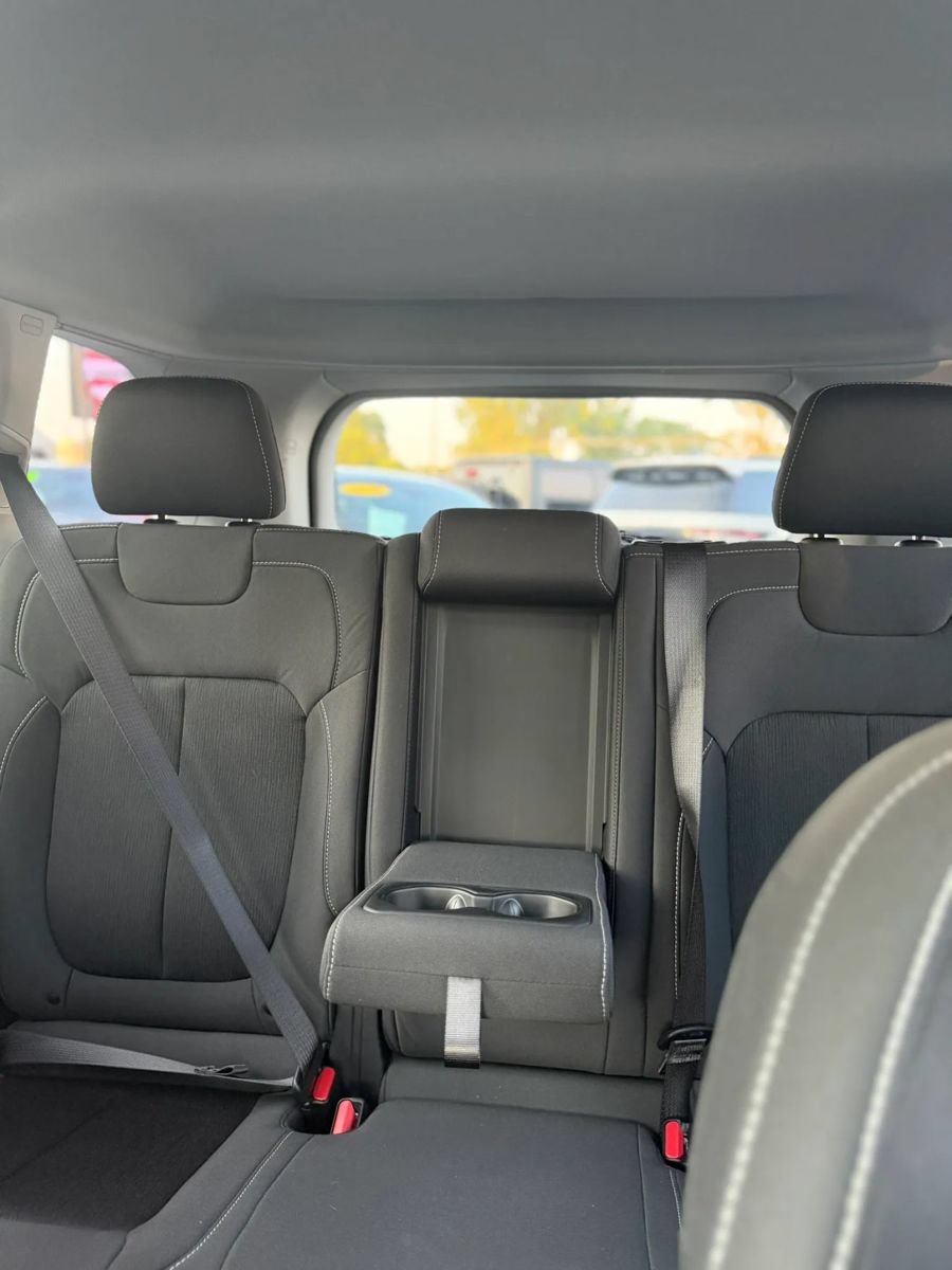Used 2023 Jeep Grand Cherokee Laredo AWD/4WD image 30