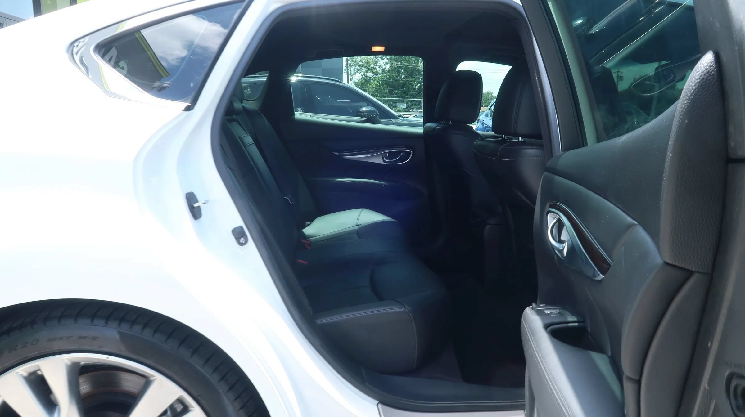 Used 2019 INFINITI Q70 Luxe w/ Sport Package RWD image 24