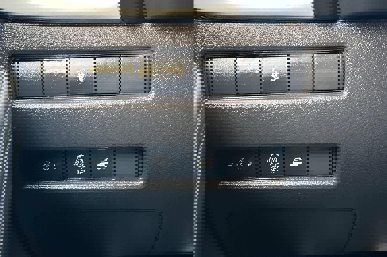 Certified 2025 Nissan Rogue SV image 32