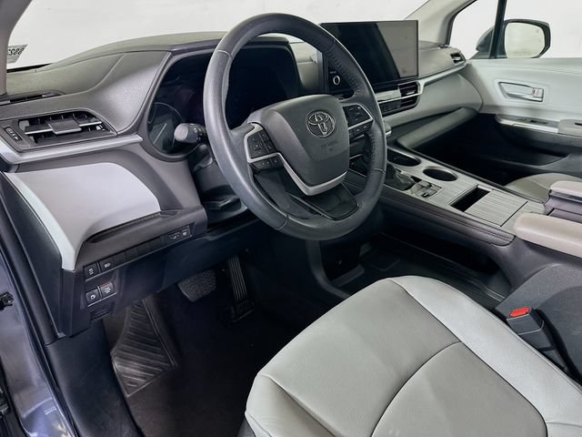 Certified 2025 Toyota Sienna XLE FWD image 10
