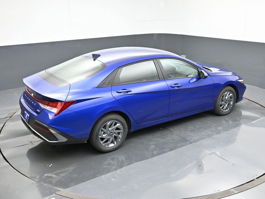 New 2024 Hyundai Elantra Blue image 21