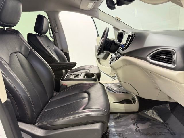 Used 2023 Chrysler Pacifica Touring-L image 30