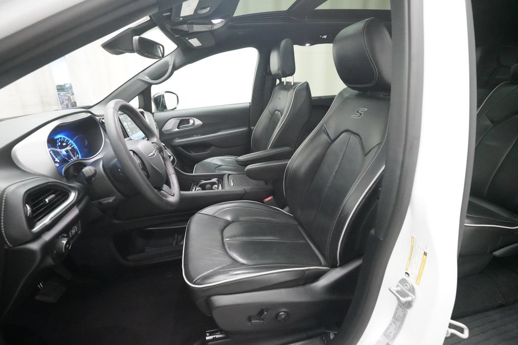 Used 2025 Chrysler Pacifica Limited FWD image 7