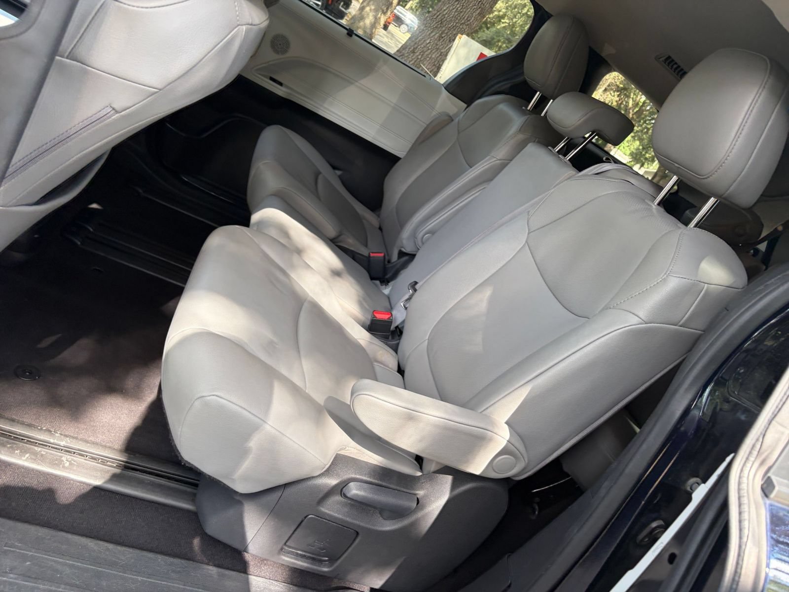 Used 2025 Toyota Sienna XLE FWD image 42