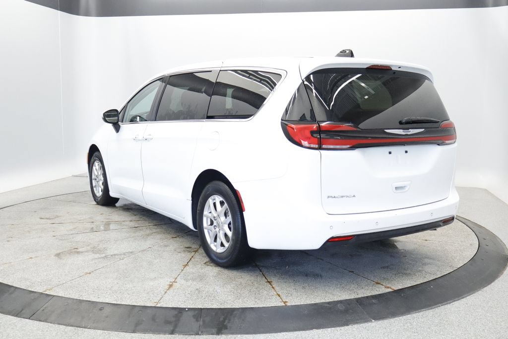 Certified 2023 Chrysler Pacifica Touring-L FWD image 3