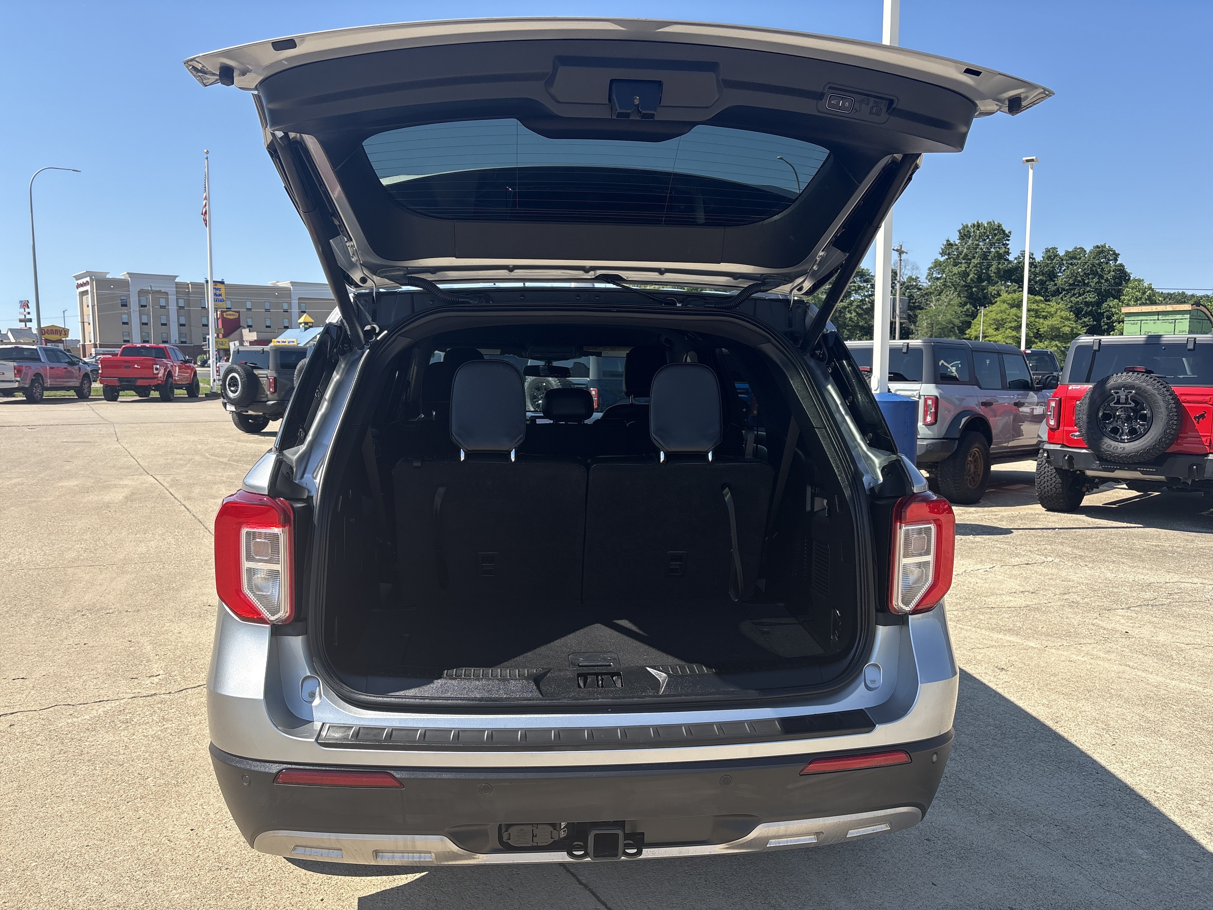 Used 2020 Ford Explorer XLT w/ Equipment Group 202A AWD/4WD image 6