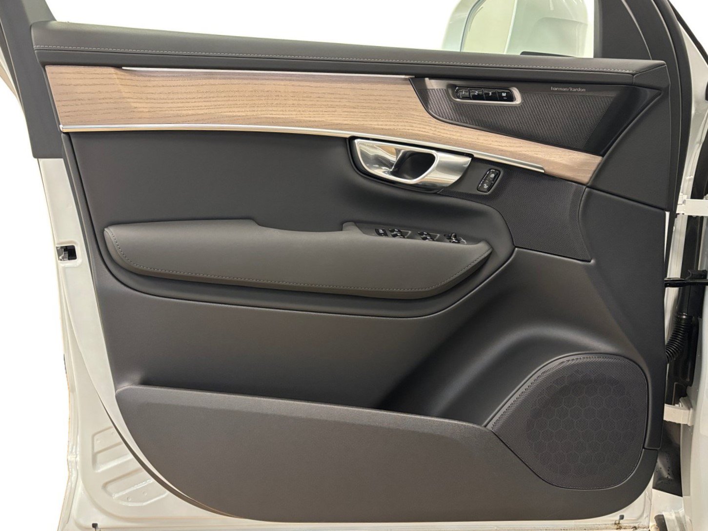 New 2026 Volvo XC90 B6 Plus w/ Protection Package Premier AWD/4WD image 14