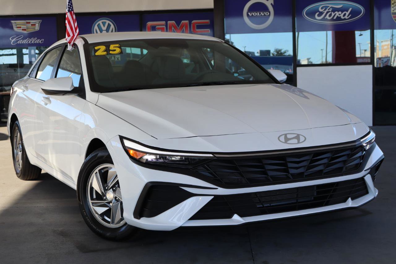 Used 2025 Hyundai Elantra SE image 2