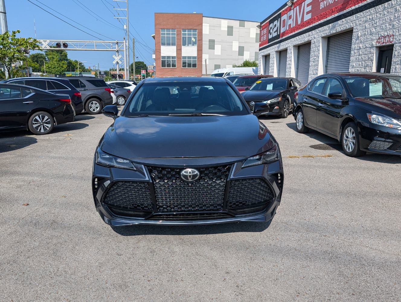 Used 2019 Toyota Avalon Touring FWD image 3
