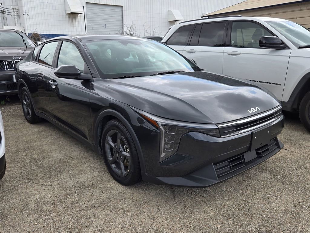 Used 2025 Kia K4 LXS FWD image 3