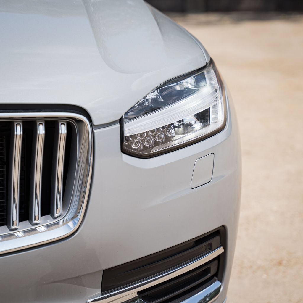 Certified 2025 Volvo XC90 T8 Plus w/ Protection Package Premier AWD/4WD image 3