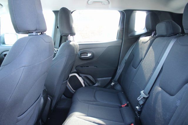 Used 2016 Jeep Renegade Latitude w/ Cold Weather Group FWD image 31