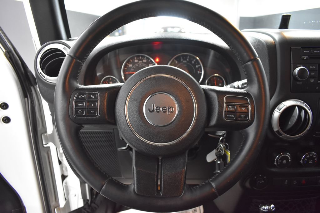Used 2015 Jeep Wrangler Sahara w/ Connectivity Group AWD/4WD image 18