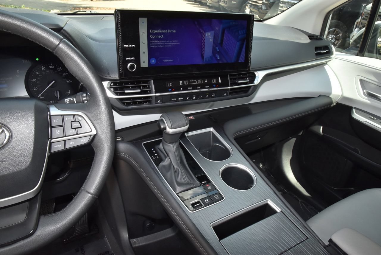 Used 2025 Toyota Sienna XLE FWD image 28