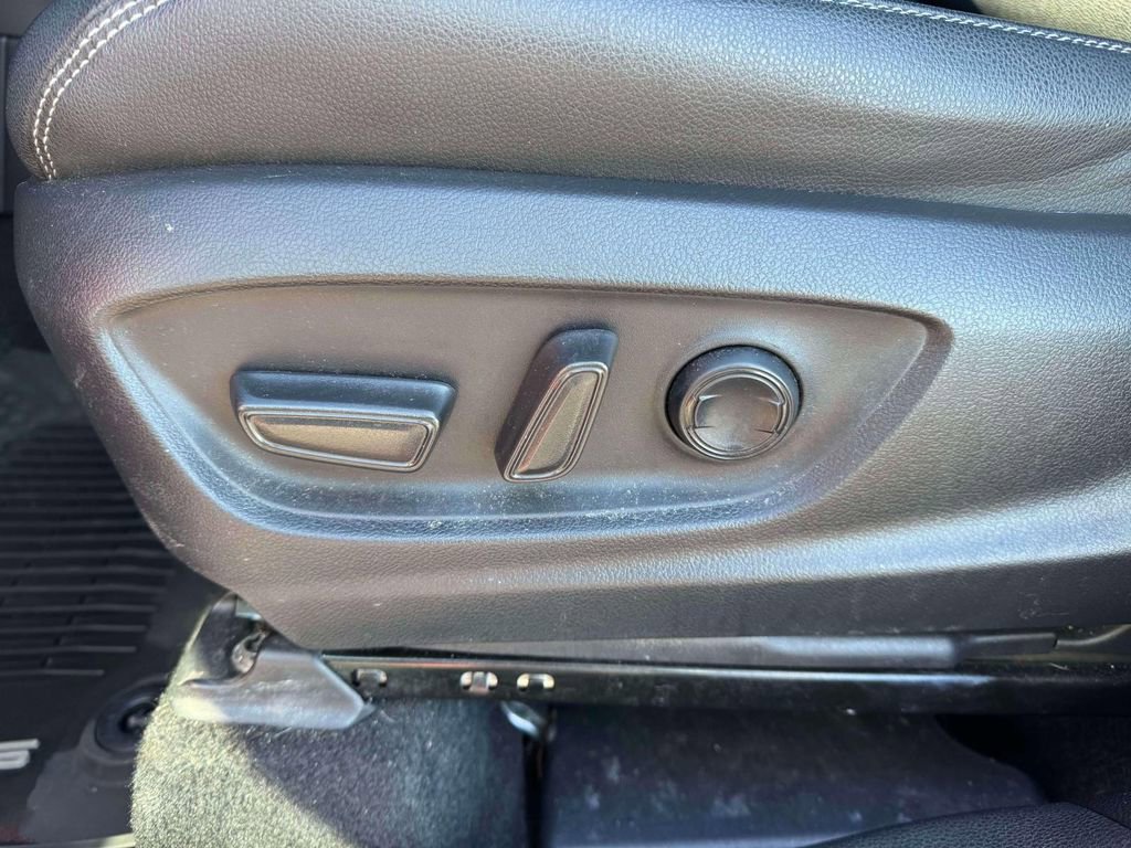 Used 2023 Toyota Corolla Cross XLE w/ Convenience Package AWD/4WD image 17