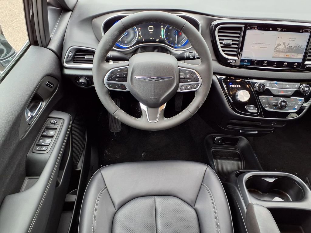 Used 2026 Chrysler Pacifica Select image 11