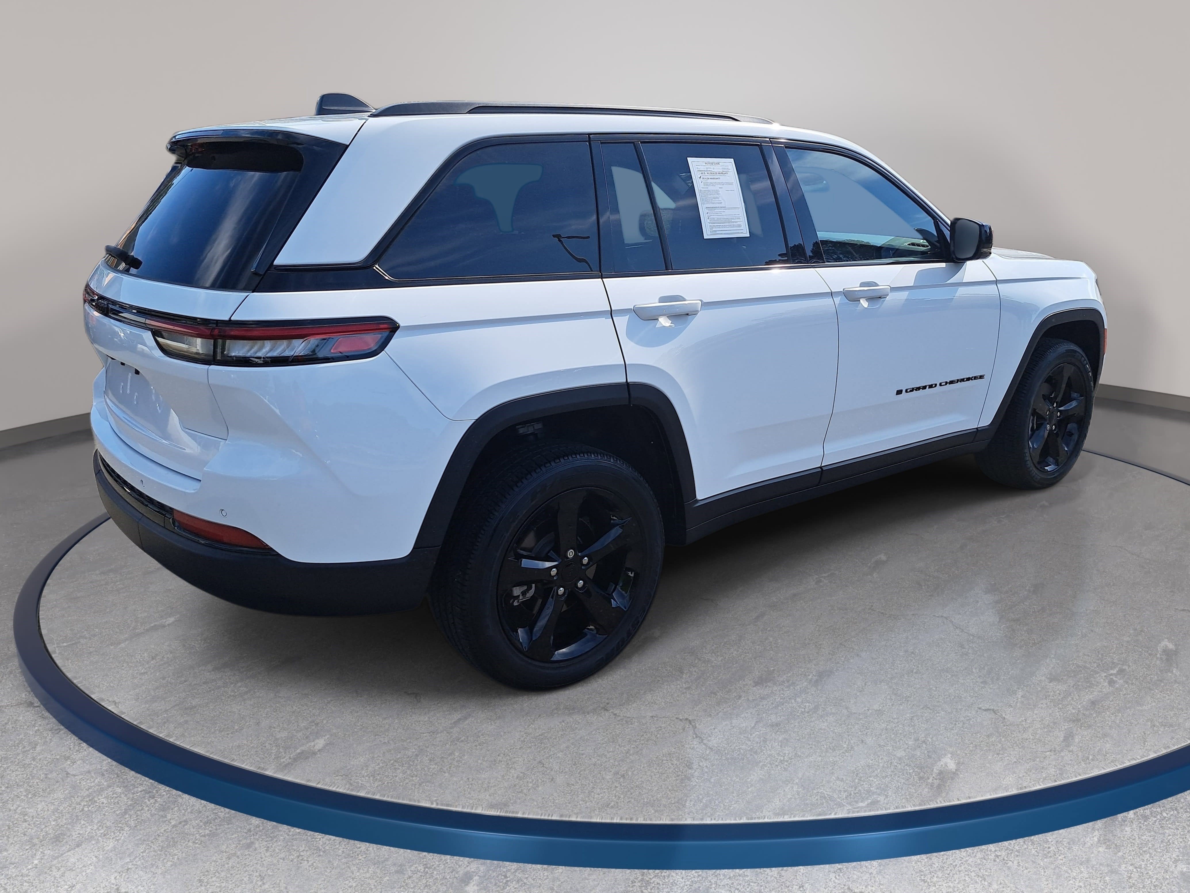 Used 2023 Jeep Grand Cherokee Altitude RWD image 5
