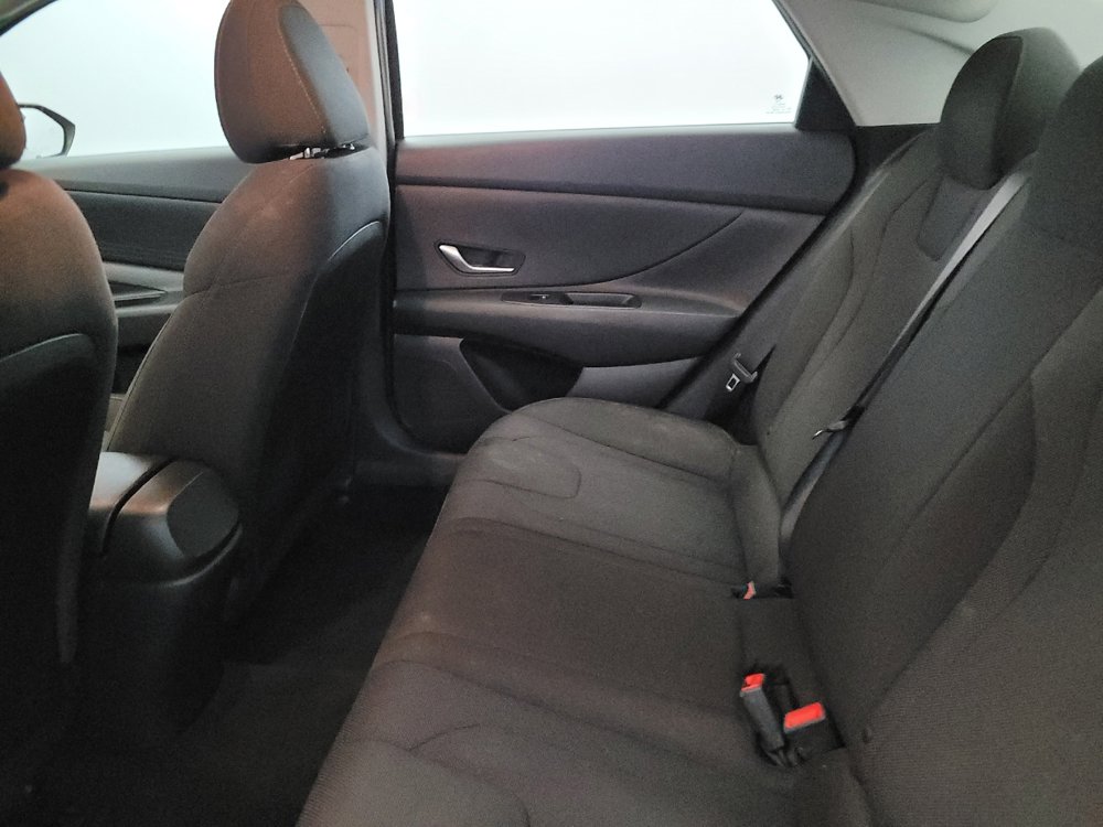 Used 2021 Hyundai Elantra SE FWD image 18