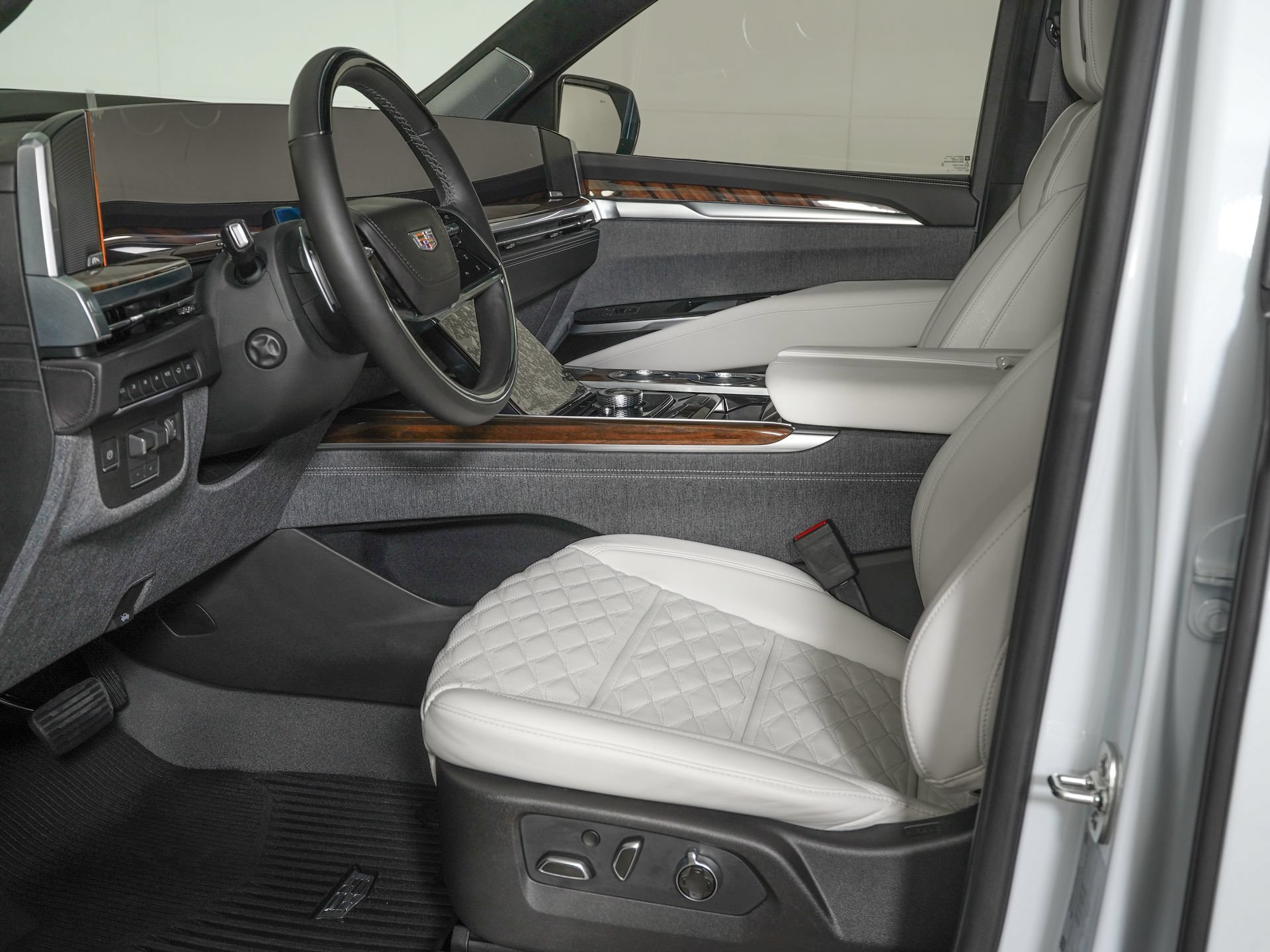 Used 2026 Cadillac Escalade Platinum Luxury w/ LPO, Floor Liner Package AWD/4WD image 16