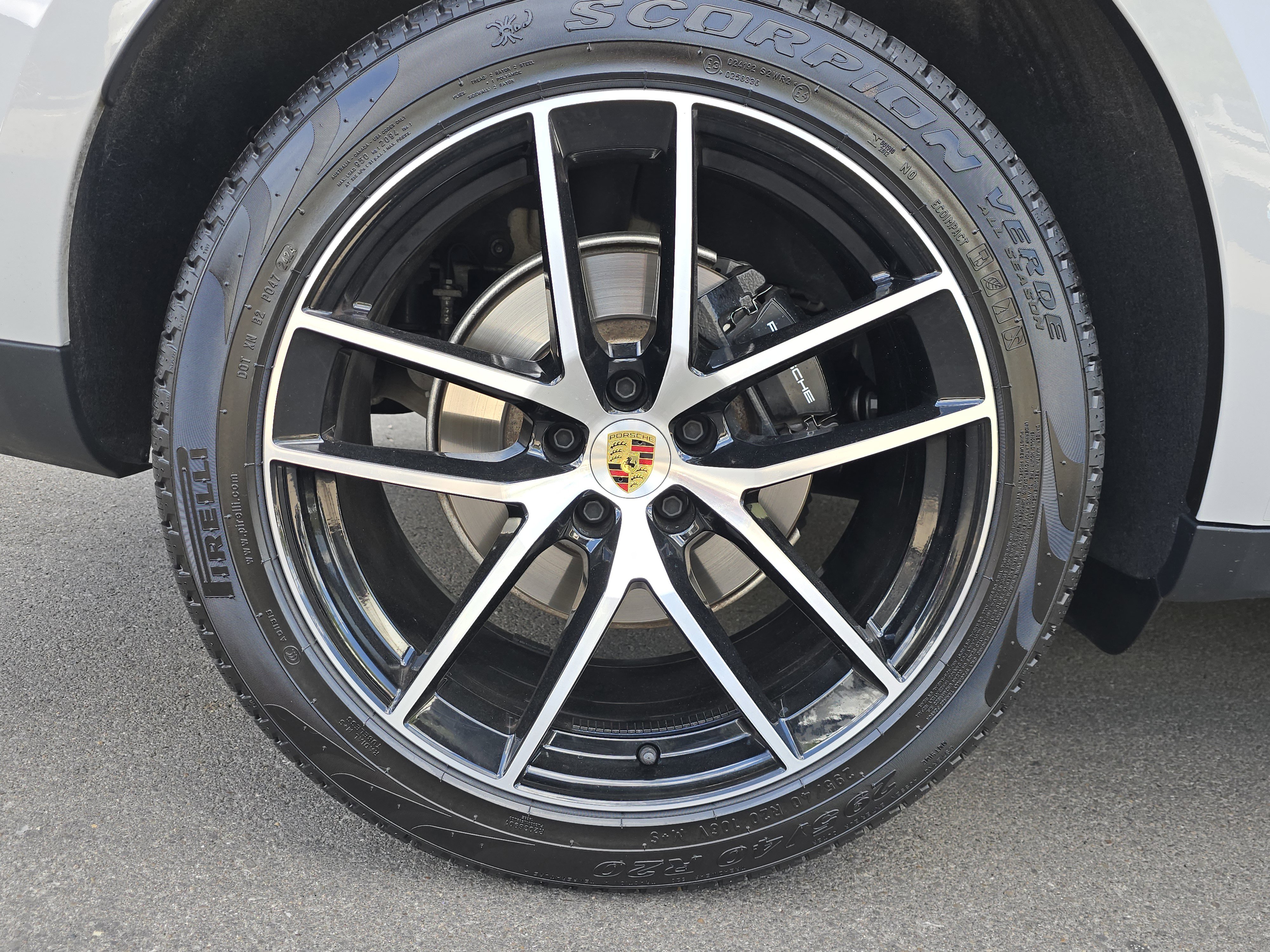 Certified 2025 Porsche Macan image 28