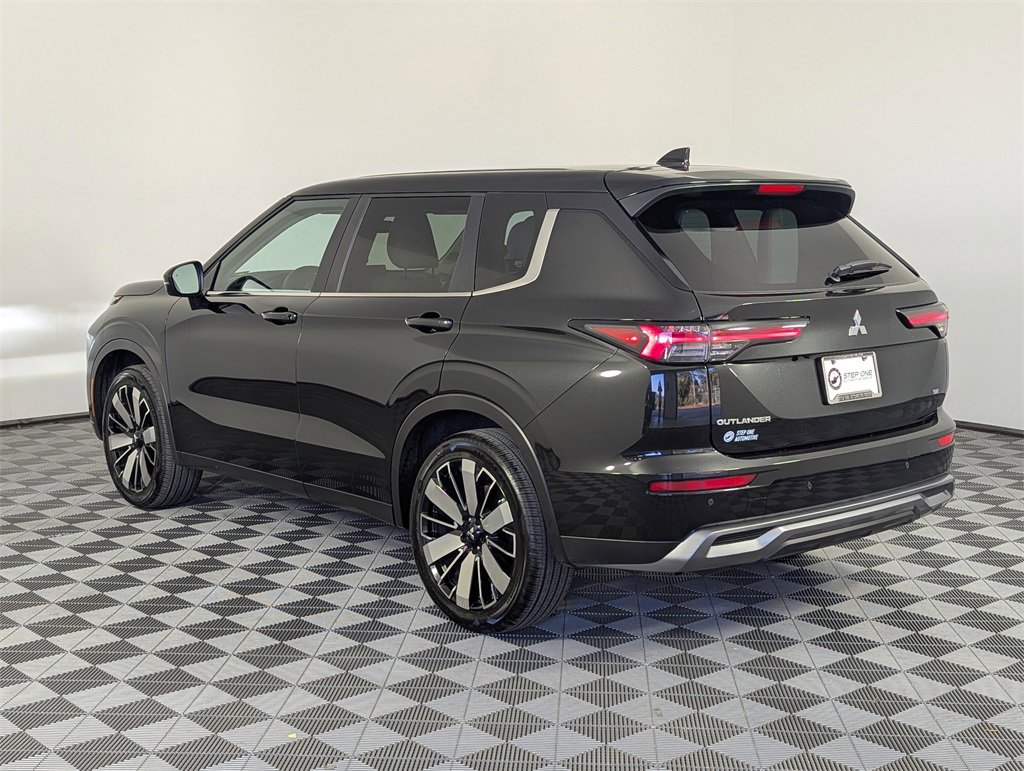 Used 2025 Mitsubishi Outlander SE image 7