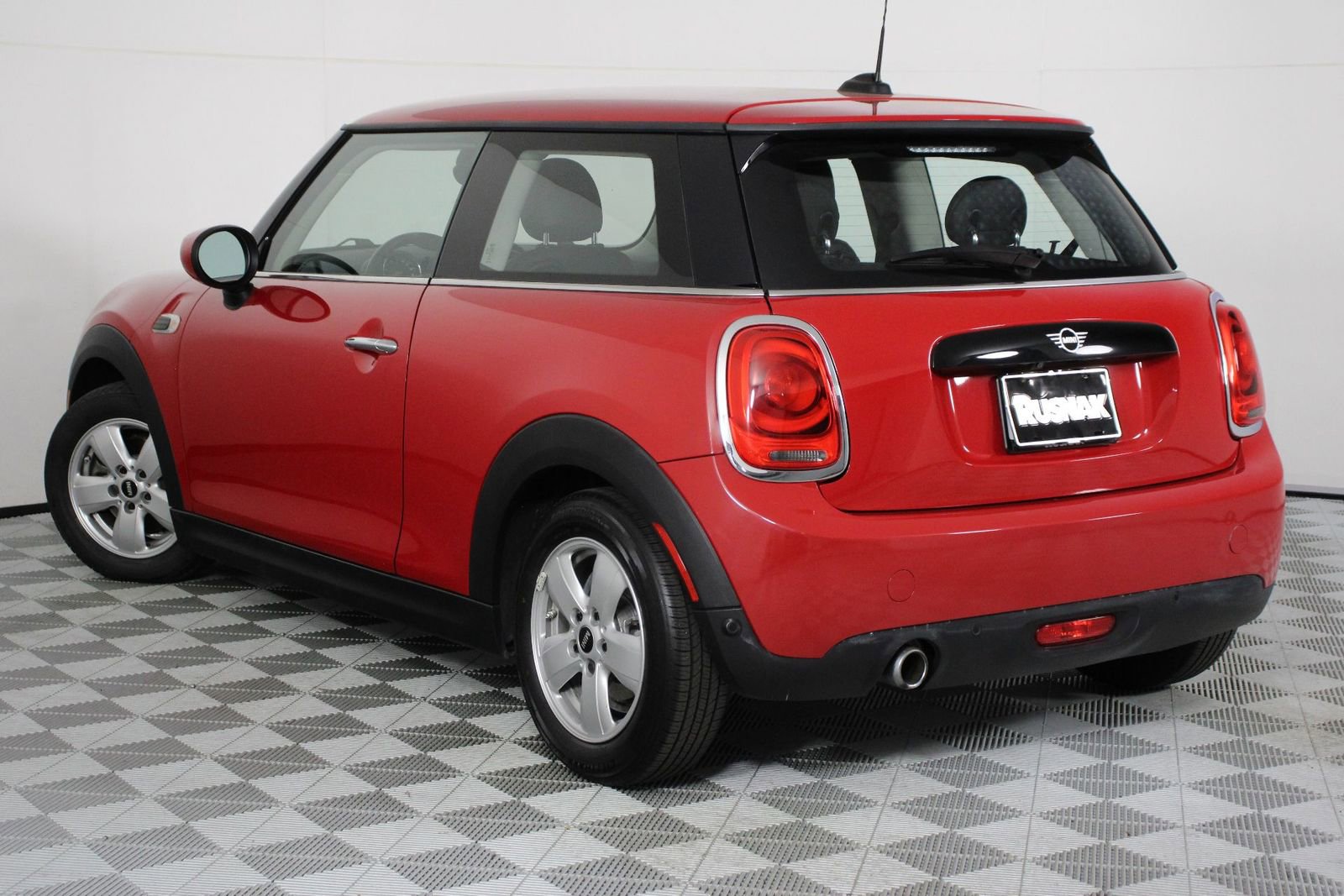 Used 2021 MINI Cooper 2-Door Hardtop image 2