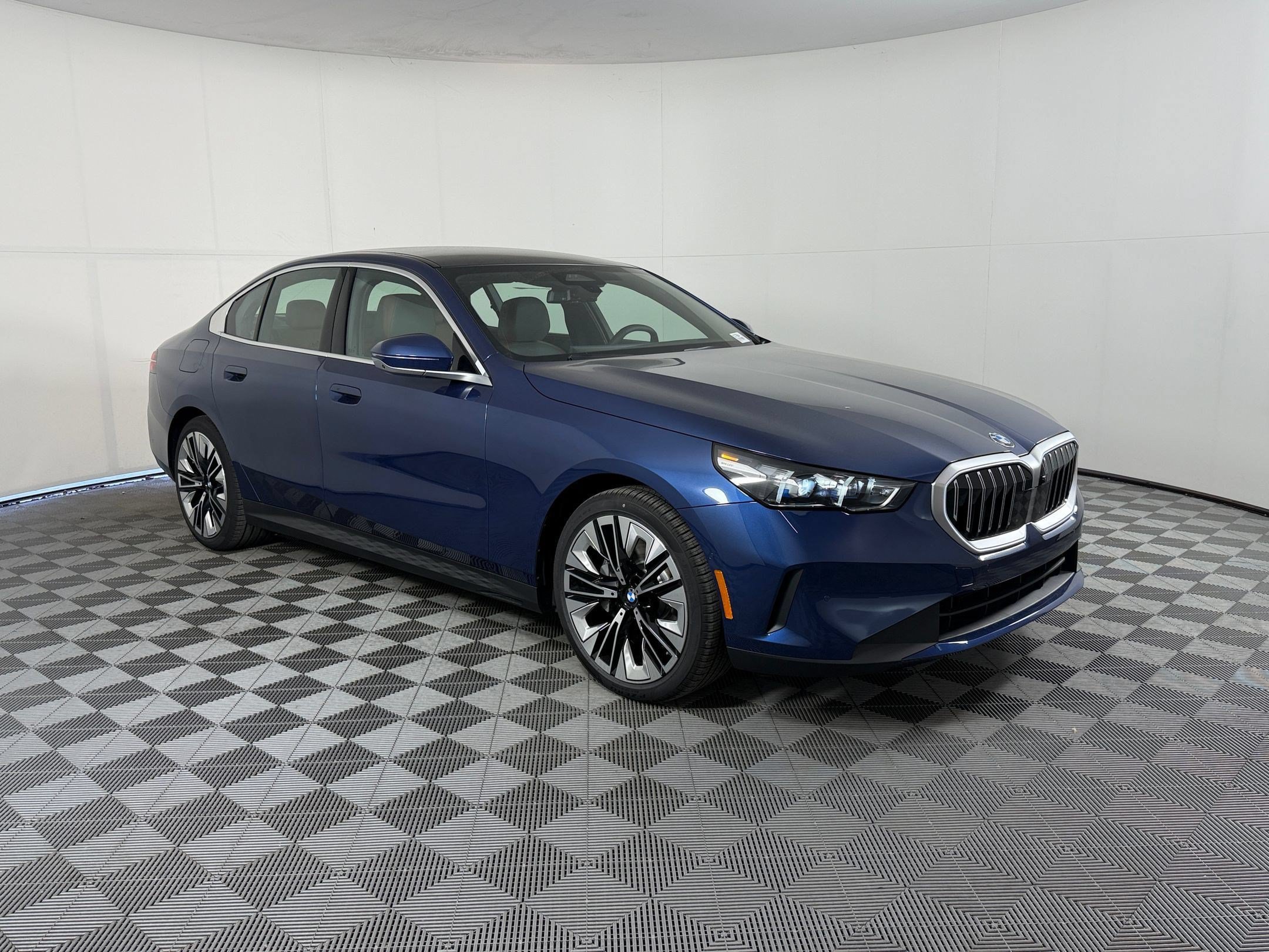 Used 2027 BMW 530i w/ Executive Package RWD image 7