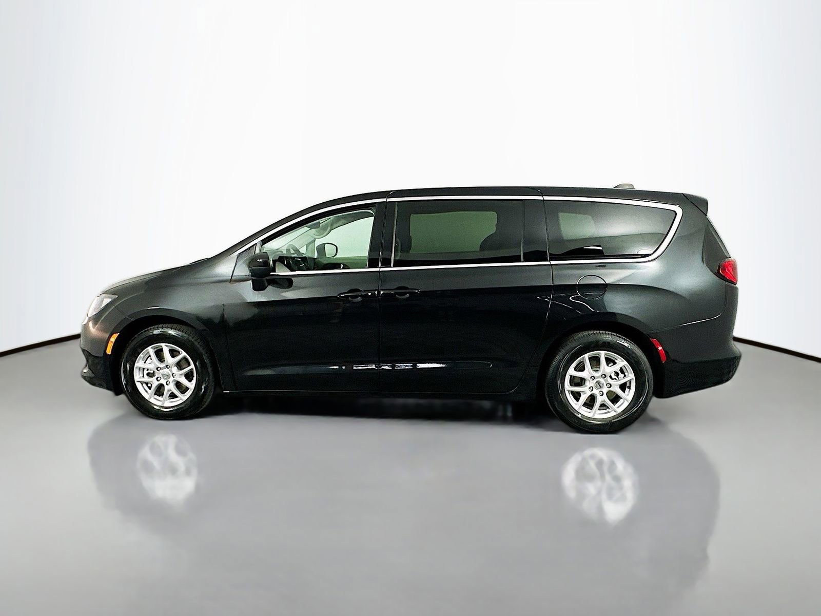 Used 2023 Chrysler Voyager LX image 5