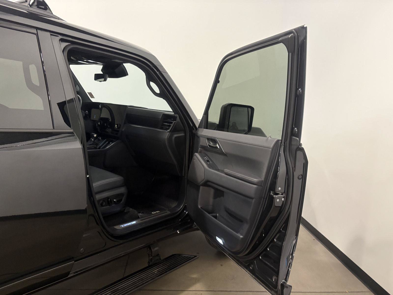 Used 2025 Lexus GX 550 w/ Accessory Package (2T) AWD/4WD image 39