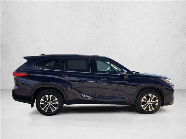 Used 2022 Toyota Highlander XLE image 4