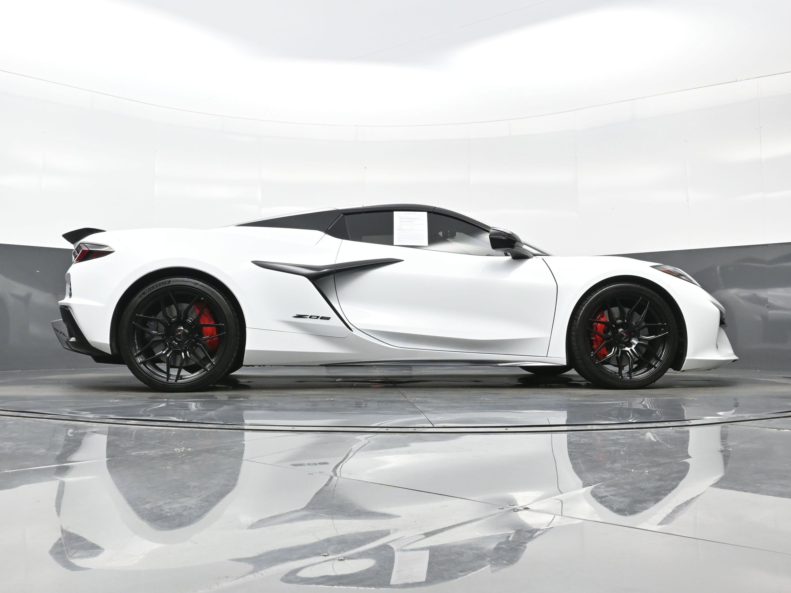 Used 2025 Chevrolet Corvette Z06 w/ Stealth Interior Trim Package RWD image 29