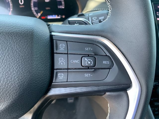 Used 2025 Jeep Grand Cherokee Altitude AWD/4WD image 27