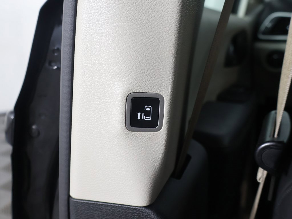 Used 2020 Chrysler Pacifica Touring-L image 48