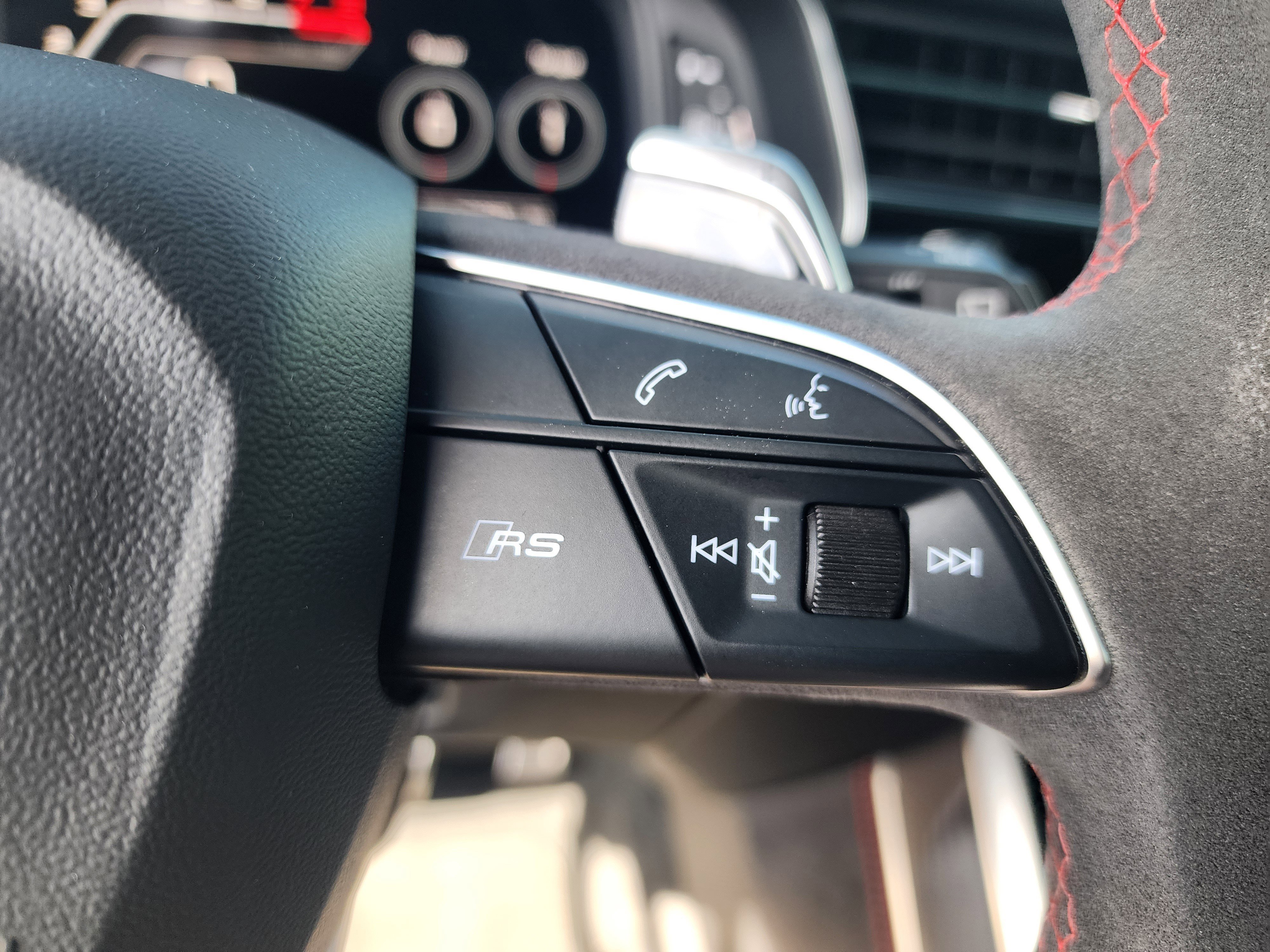 Used 2022 Audi RS Q8 w/ Carbon Optic Package image 30