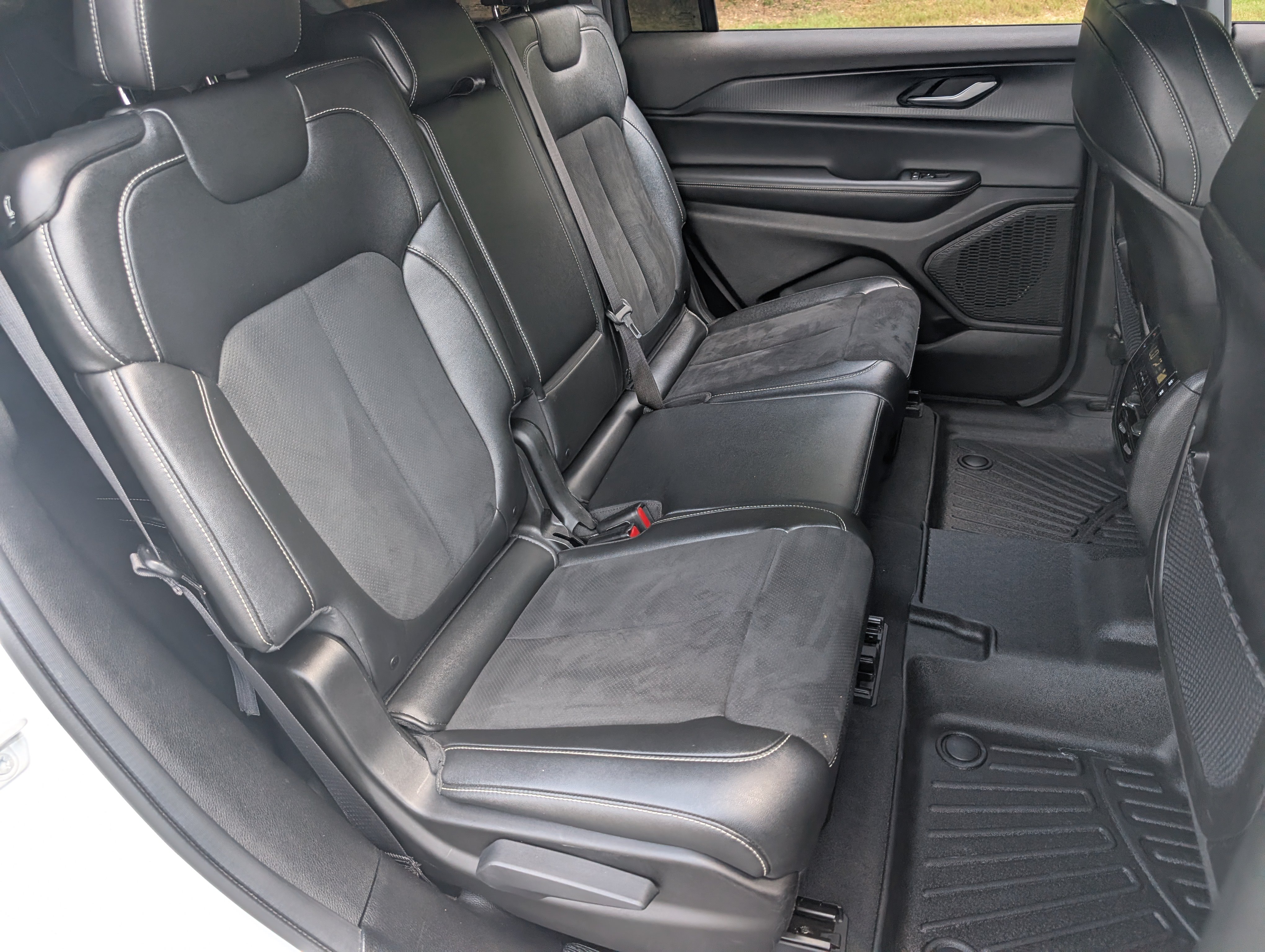 Used 2024 Jeep Grand Cherokee L Laredo AWD/4WD image 22