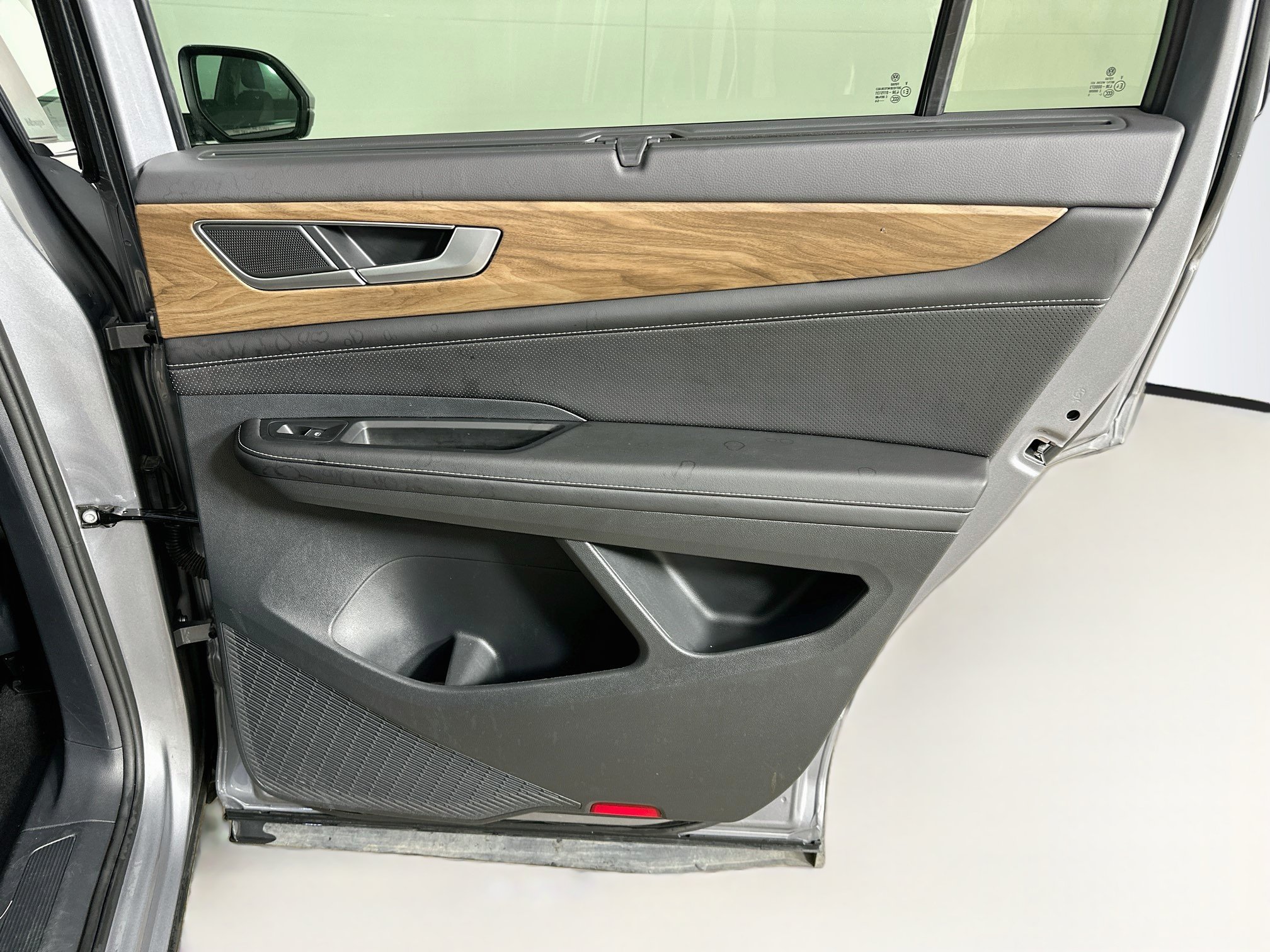 Used 2025 Volkswagen Atlas SE FWD image 33