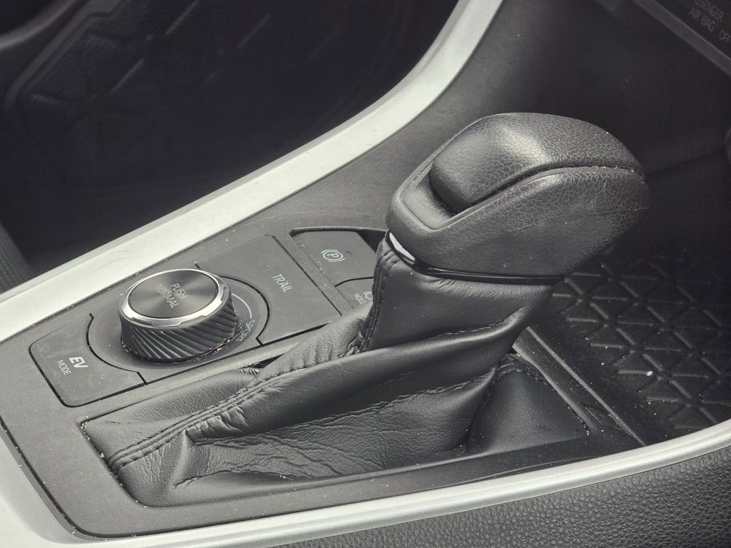 Used 2020 Toyota RAV4 LE image 13