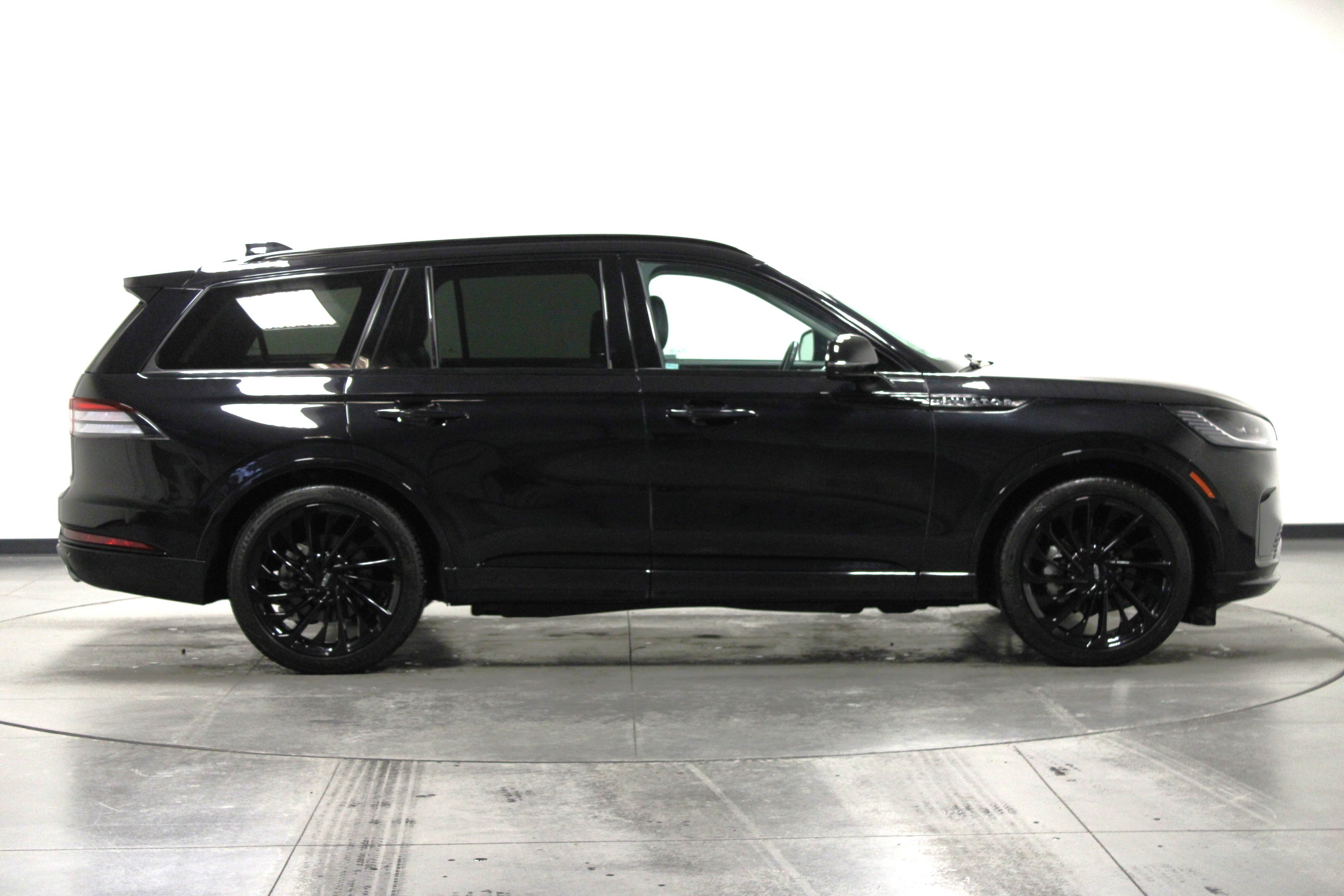 Used 2025 Lincoln Aviator Reserve w/ Equipment Group 201A AWD/4WD image 3