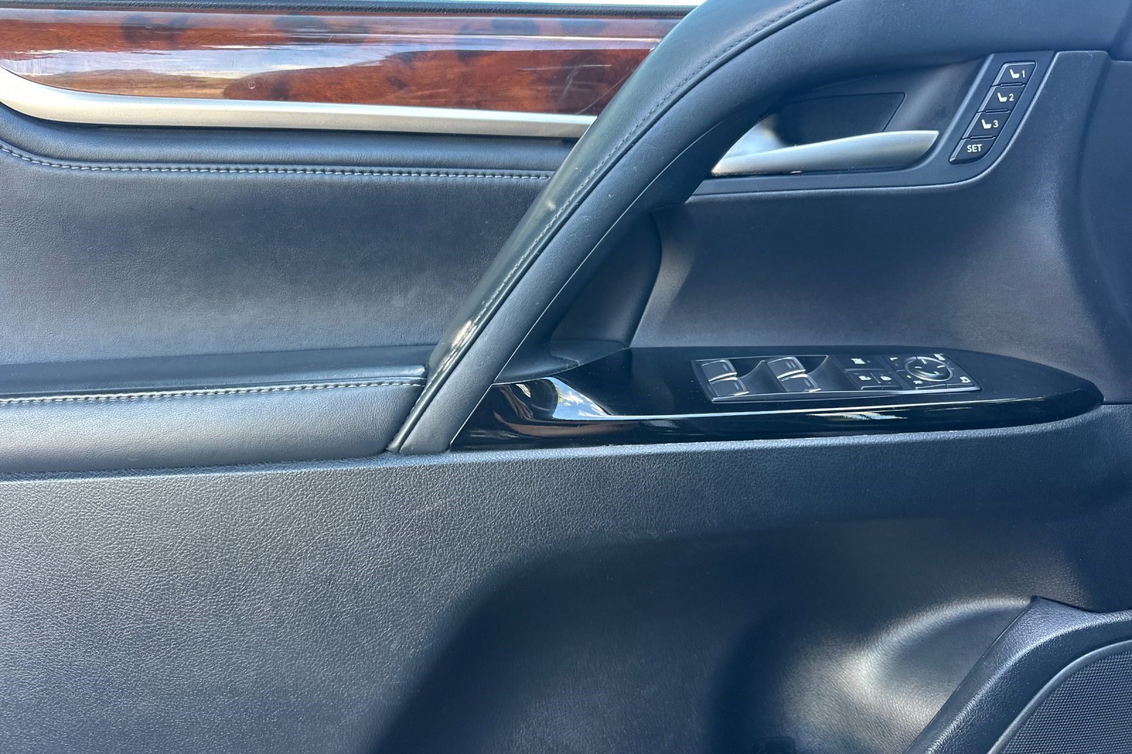 Used 2017 Lexus LX 570 4WD w/ Luxury Package image 12