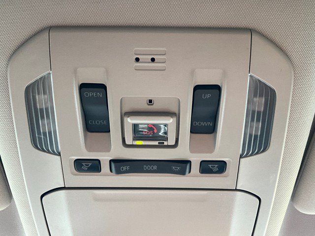 Used 2021 Toyota Highlander XLE AWD/4WD image 19