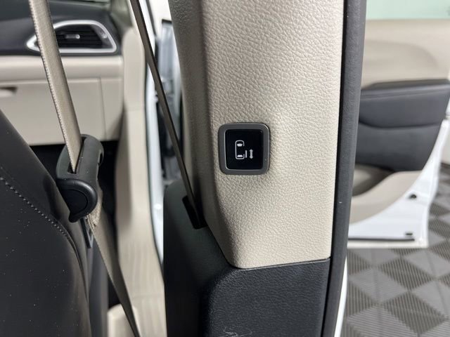 Used 2024 Chrysler Pacifica Touring-L FWD image 47