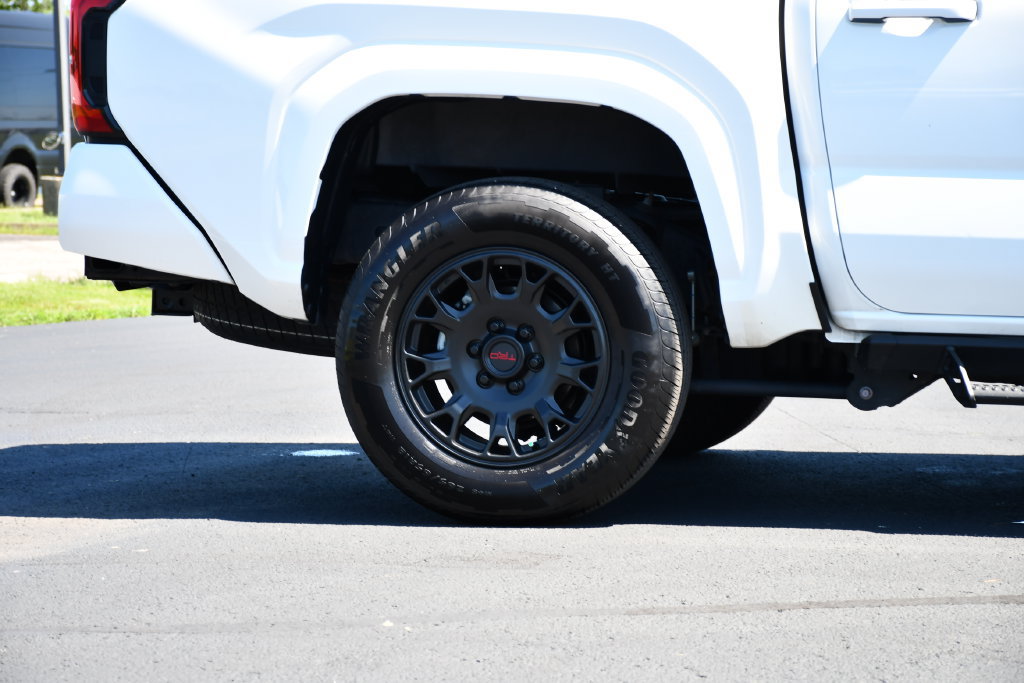 Used 2025 Toyota Tacoma SR5 AWD/4WD image 10