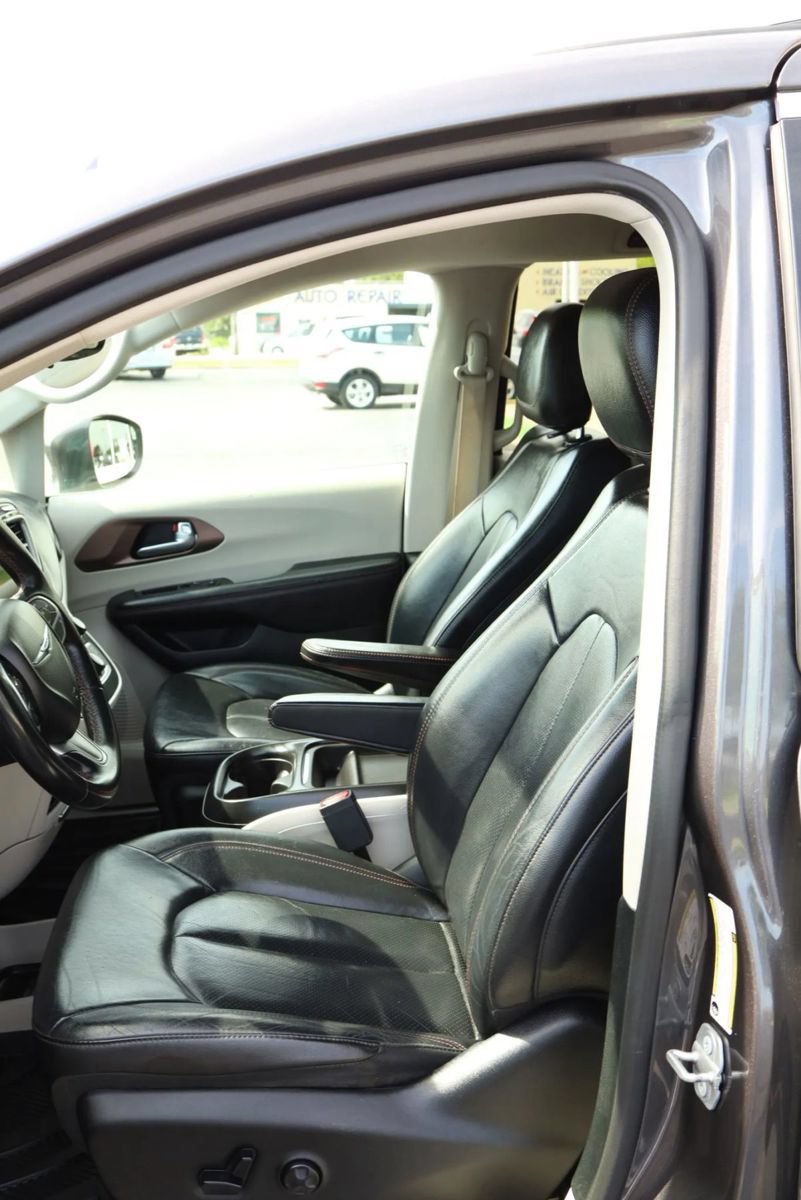 Used 2018 Chrysler Pacifica Touring-L FWD image 14