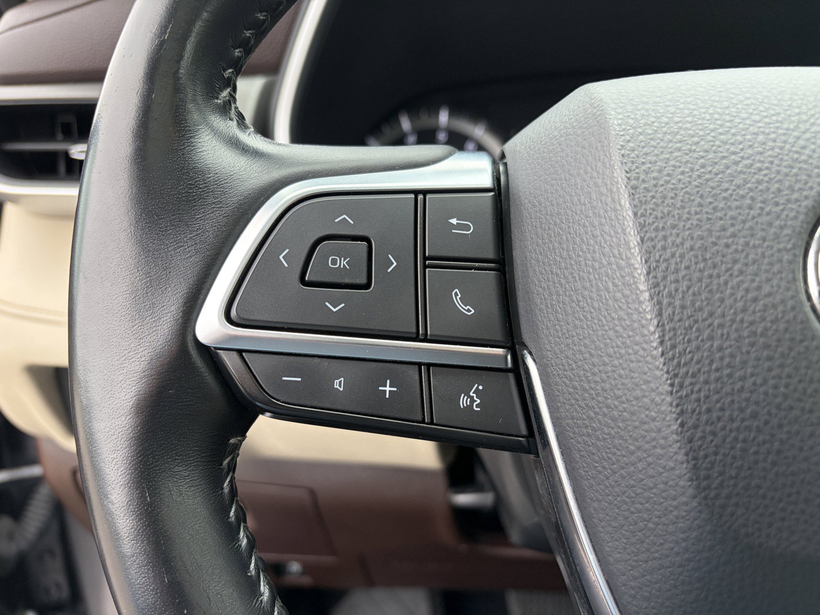Used 2021 Toyota Highlander XLE AWD/4WD image 16